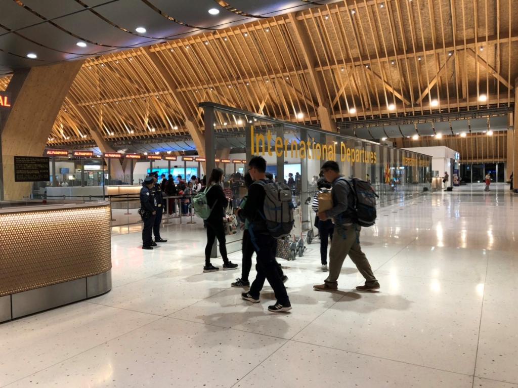 宿霧機場離境稅櫃檯旁
