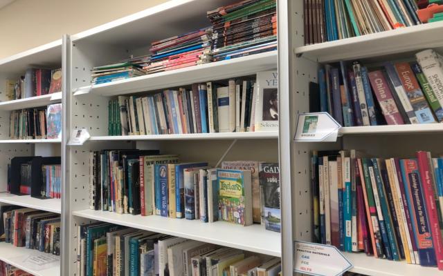 可租借小說、英文教材