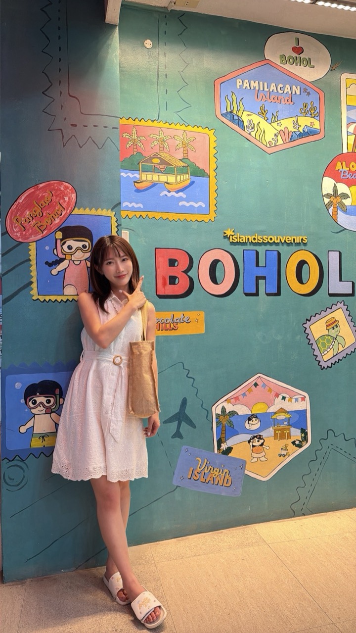 宿霧駐點人員 Sally 在薄荷島主題牆前