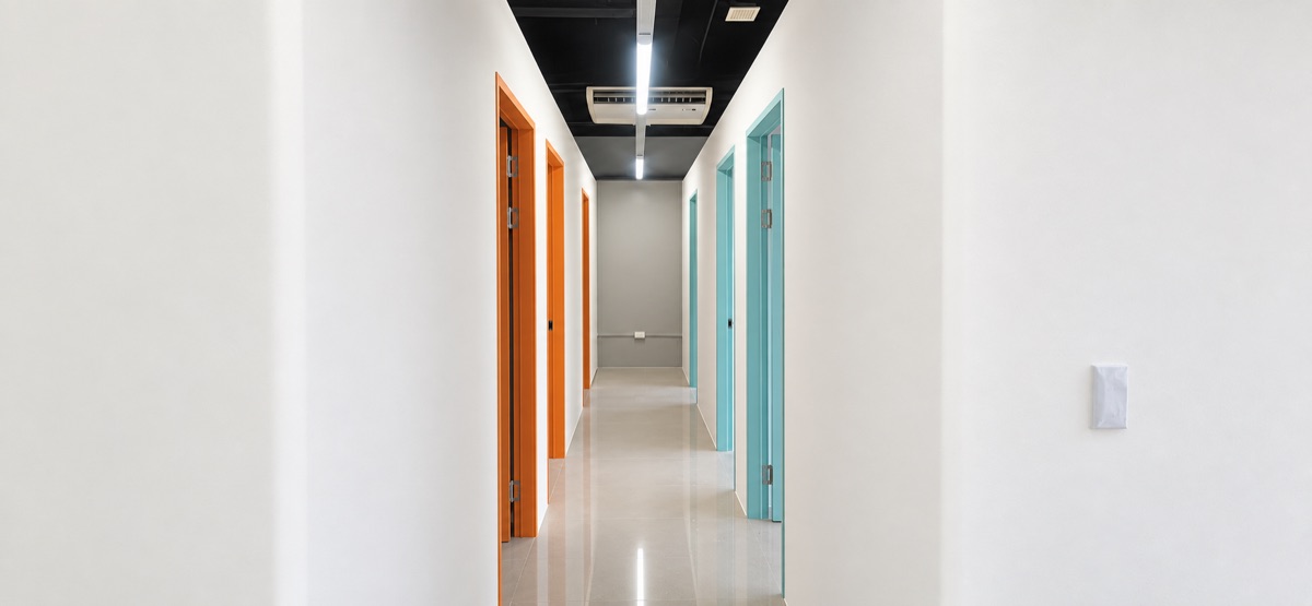 WALES New Clark Academy 教室區走廊